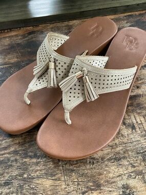 Gold leather wedge sandals,9/10.